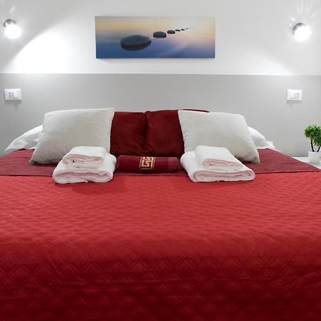 Luxury Suite - Teatro Romano - Duomo - Centro Storico Wi-Fi تيراتشينا المظهر الخارجي الصورة