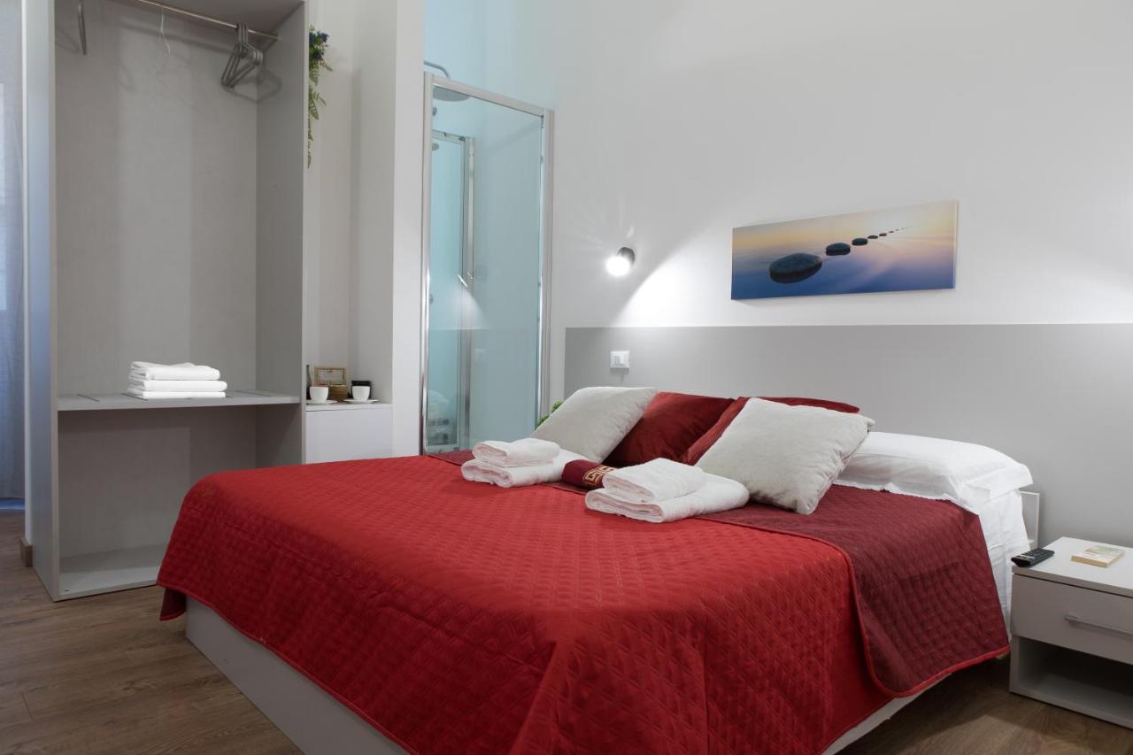 Luxury Suite - Teatro Romano - Duomo - Centro Storico Wi-Fi تيراتشينا المظهر الخارجي الصورة