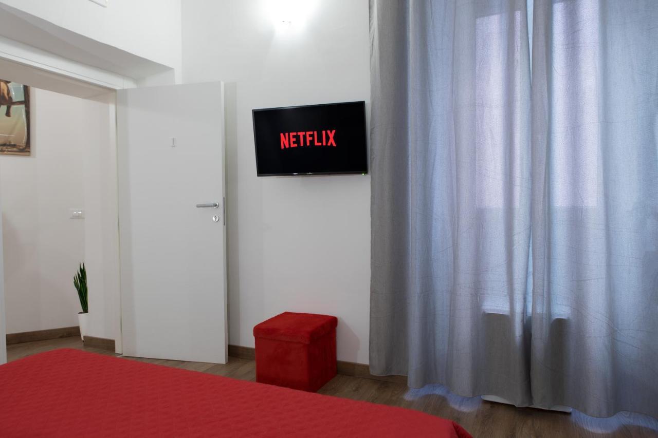 Luxury Suite - Teatro Romano - Duomo - Centro Storico Wi-Fi تيراتشينا المظهر الخارجي الصورة