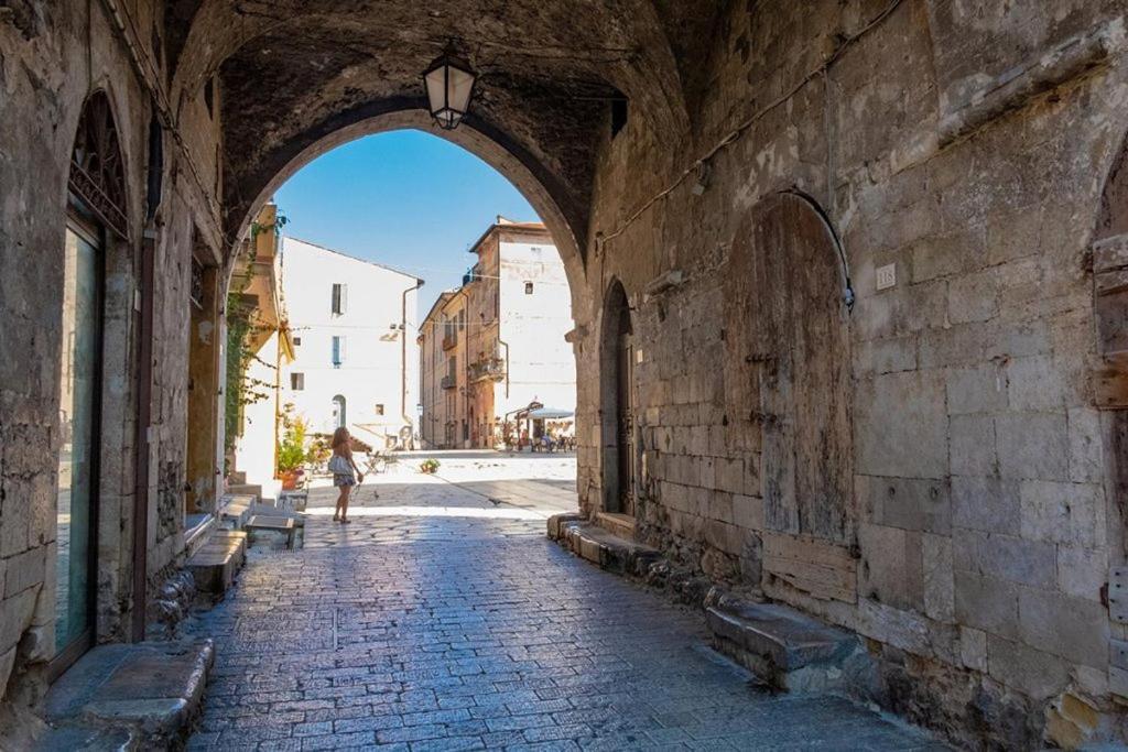 Luxury Suite - Teatro Romano - Duomo - Centro Storico Wi-Fi تيراتشينا المظهر الخارجي الصورة