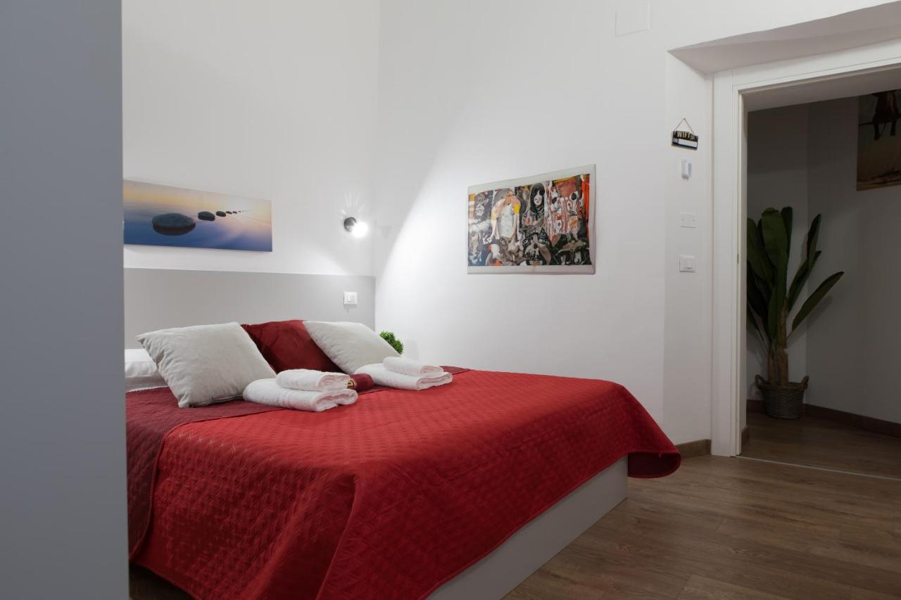 Luxury Suite - Teatro Romano - Duomo - Centro Storico Wi-Fi تيراتشينا المظهر الخارجي الصورة