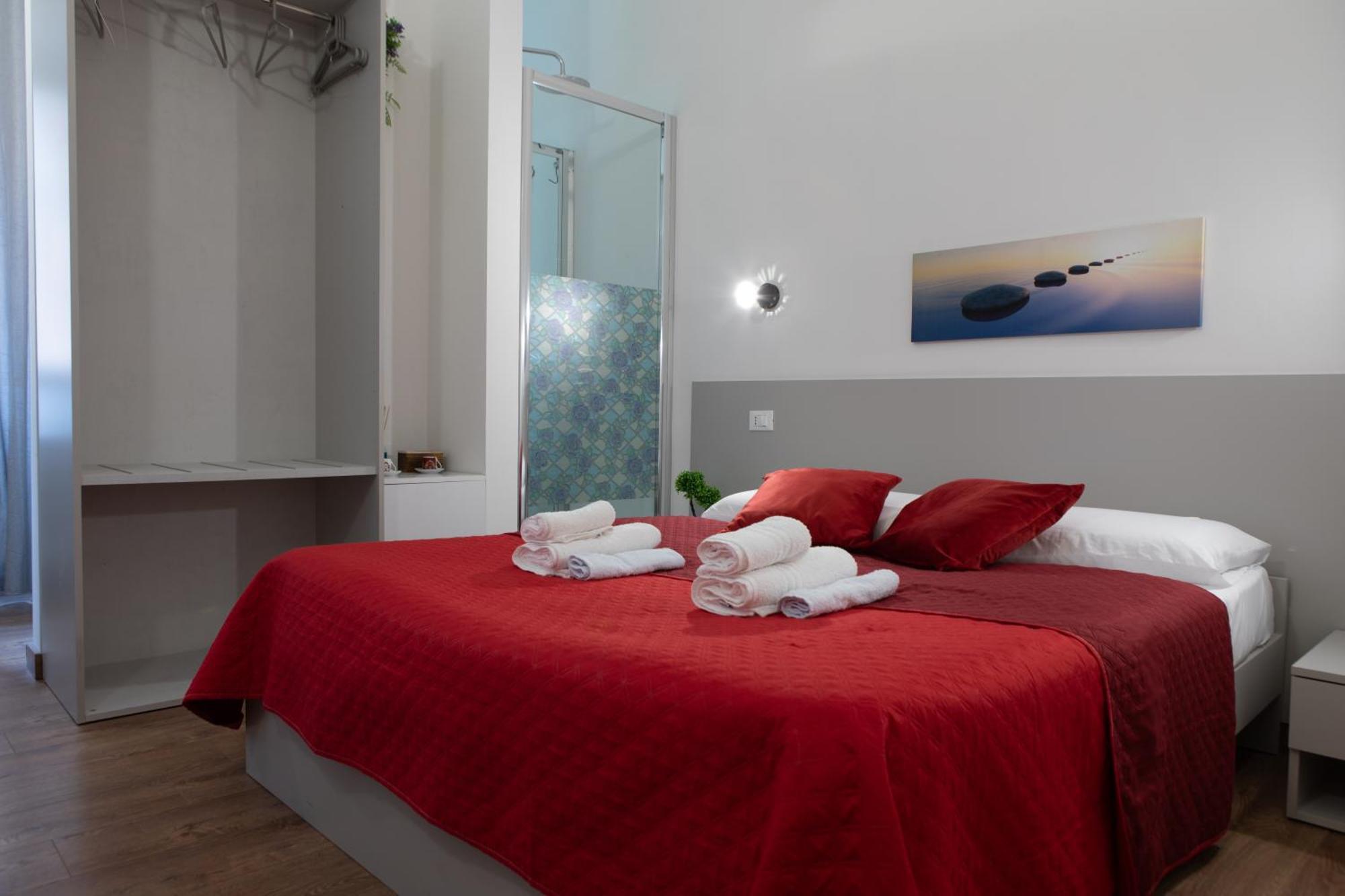 Luxury Suite - Teatro Romano - Duomo - Centro Storico Wi-Fi تيراتشينا المظهر الخارجي الصورة