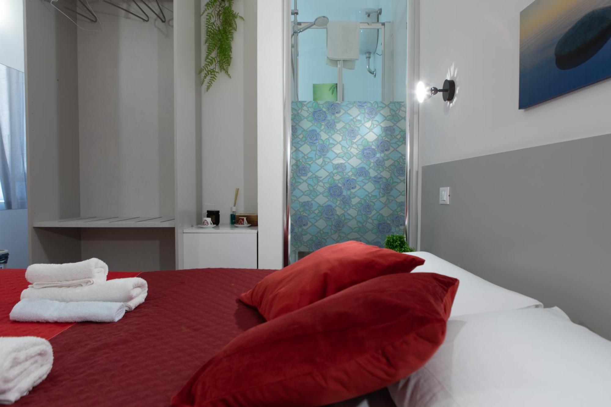 Luxury Suite - Teatro Romano - Duomo - Centro Storico Wi-Fi تيراتشينا المظهر الخارجي الصورة